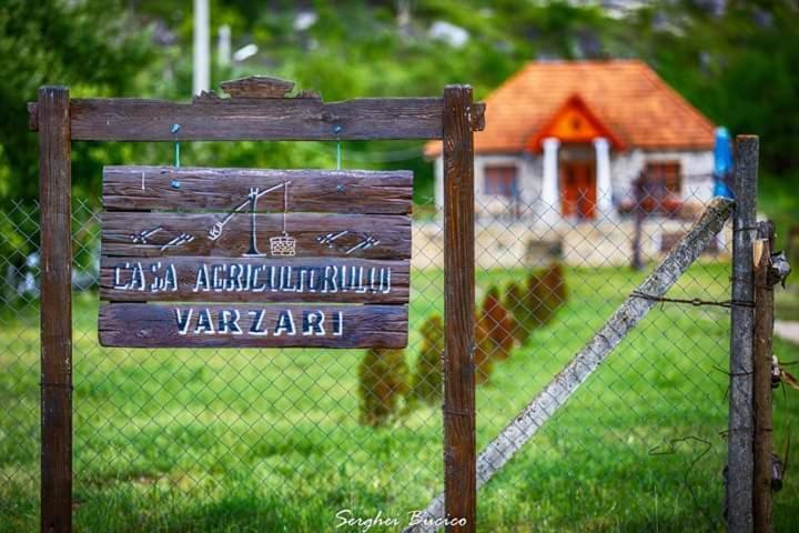 Casa Agricultorului Varzari Butuceny Exteriör bild